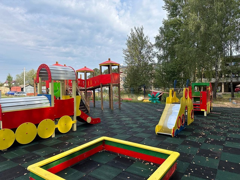 Благодаря национальному проекту "Жилье и городская среда" по программе "Формирование комфортной городской среды" в текущем году году в поселке Ферзиково по улице Афонина в районе дома №5 благоустроили детскую игровую площадку.