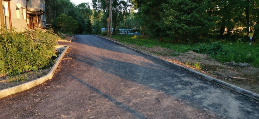 В с.Сашкино полностью завершены ремонтно-восстановительные работы придомовых территорий в асфальтовом исполнении возле домов №2 и №3.