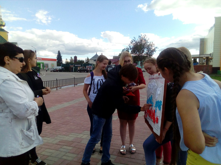 22 августа в сквере у фонтана работники и актив Дома культуры провели акцию «Флаг России — гордость наша!», посвящённую Дню Государственного флага Российской Федерации. 22 августа в сквере у фонтана работники и актив Дома культуры провели акцию «Флаг России — гордость наша!», посвящённую Дню Государственного флага Российской Федерации.
